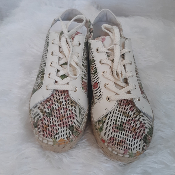 Vince Camuto sneakers 8.5 NWOB - Picture 11 of 11